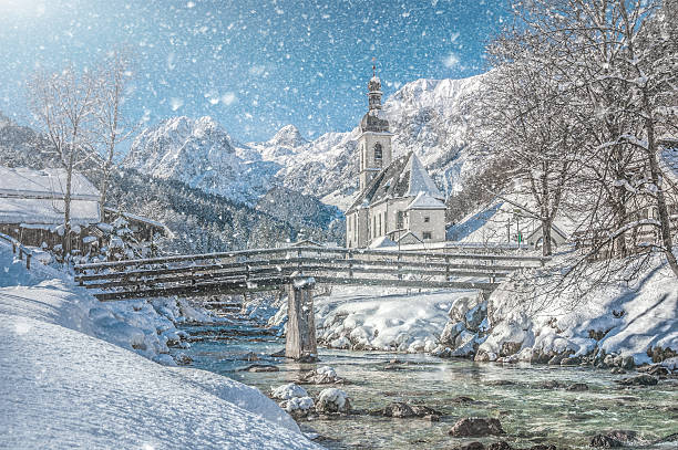 winter-landschaft der bayerischen alpen mit kirche, ramsau, deutschland - winter stream river snowing stock-fotos und bilder