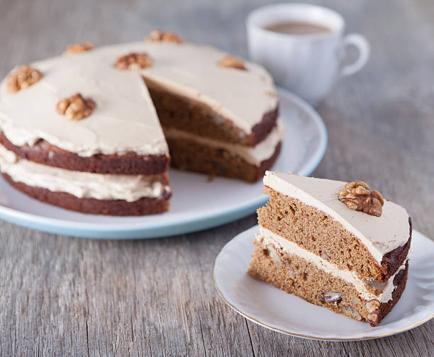 caseiros, café e bolo de nozes na mesa de madeira escura - english walnut - fotografias e filmes do acervo