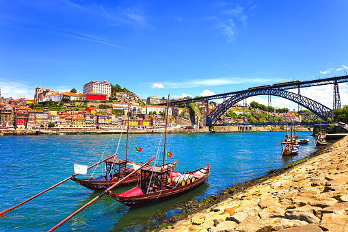 Oporto ciudad de Porto, el río duero y puente de hierro, barcos. Por photo