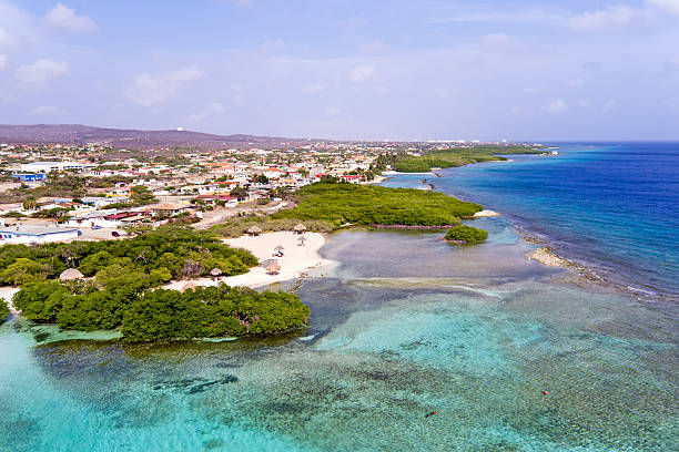 空から見たビーチから・マジェル halto アルバ島の - sand sea caribbean sea wave ストックフォトと画像