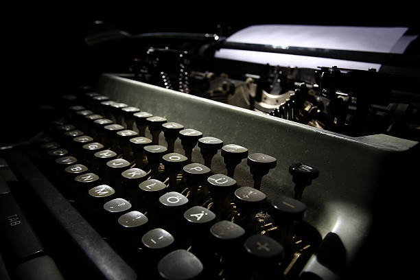 vintage de máquina de escrever - typewriter journalist newspaper obsolete imagens e fotografias de stock