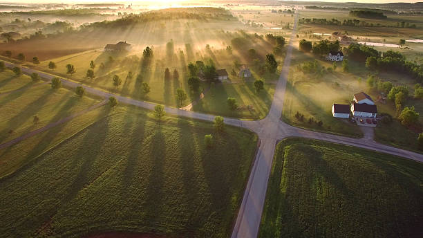 mágico amanecer en la niebla baja con larga sombra y rayos de sol - escena rural fotografías e imágenes de stock