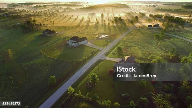 Foto de Nascer Do Sol Mágico Com Nevoeiro Com Longas Sombras E Raios Solares e mais fotos de stock de Cena Rural