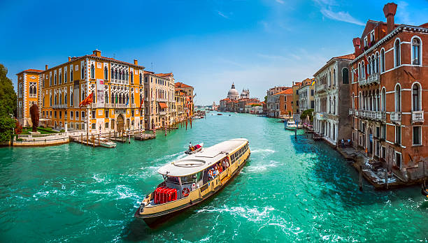 canal grande com a basílica de santa maria della salute, veneza - veneza imagens e fotografias de stock