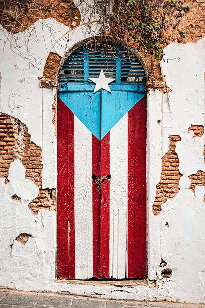 bandiera portoricana in abbandonato edificio porta. - building exterior obsolete abandoned damaged foto e immagini stock