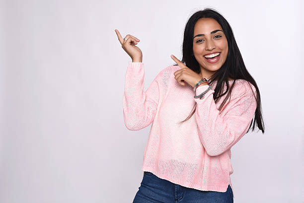 가리키는 젊은 여자 - latin american and hispanic ethnicity isolated on white happiness cheerful 뉴스 사진 이미지