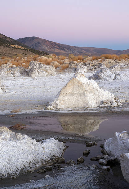 pedra de sal formação de tufos calcários rochosas pôr do sol lago mono califórnia natureza para fora - mono county imagens e fotografias de stock