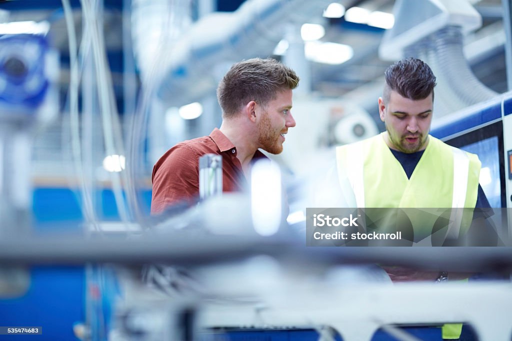 Junge manager mit Vorarbeiter auf der Verkaufsfläche entgegennehmen factory - Lizenzfrei Leitende Position Stock-Foto