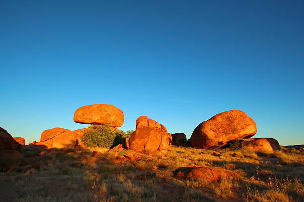 デビルズ・マーブルズ,オーストラリアのアウトバック - devils marbles ストックフォトと画像