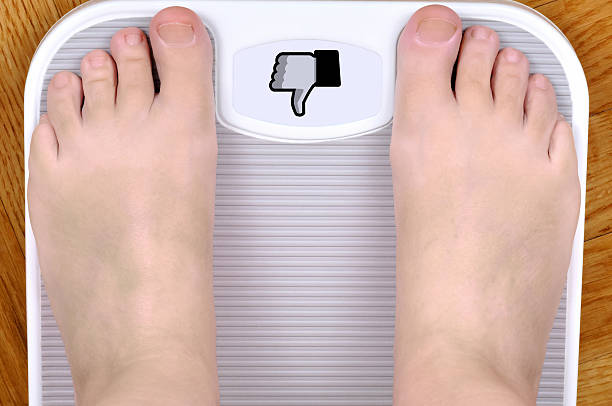 피트 척도에 - dieting overweight weight scale help 뉴스 사진 이미지