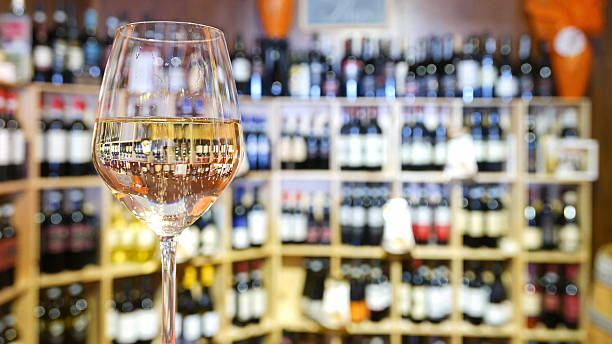 vino bianco in un bicchiere di vino italiano al bar. - liquor store foto e immagini stock