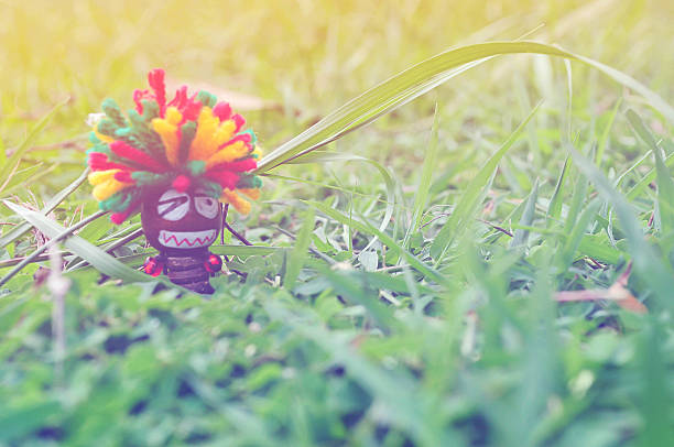 poupée de reggae marche dans le jardin. - doll wood sadness depression photos et images de collection