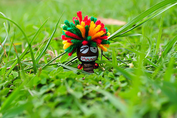 poupée de reggae marche dans le jardin. - doll wood sadness depression photos et images de collection