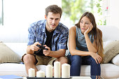 mann-spielen-videospiele-und-freundin-langweilig-neben.jpg?b=1&s=170x170&k=20&c=BMUS-XTEOC3aoEDdQZ6vlDcLPL1YsNiMjbJZUaQhd7U=