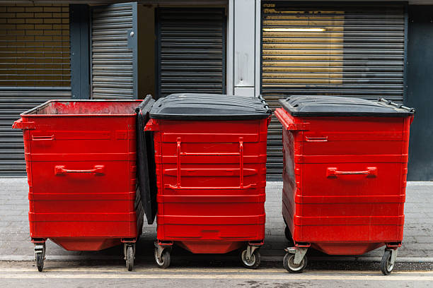 Latas de basura con ruedas - foto de stock