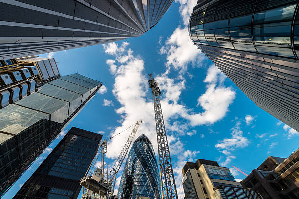 directamente abaixo filmagem de edifícios contra céu - crane skyline uk tower of london imagens e fotografias de stock