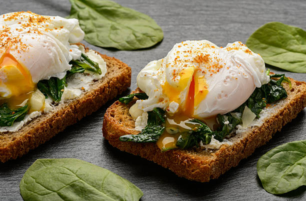 pequeno-almoço saudável, sanduíche com queijo creme, espinafres e ovo escaldado. - poached egg imagens e fotografias de stock