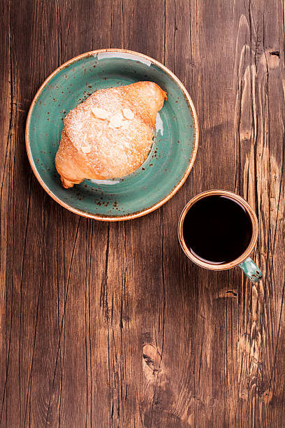 świeże rogalik i filiżankę czarnej kawy - food and drink croissant french culture bakery zdjęcia i obrazy z banku zdjęć