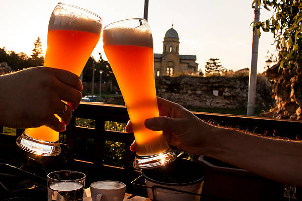 trinken bier - weizenbier stock-fotos und bilder