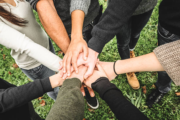 grupa nastolatków ochotniczki - human hand holding hands hands clasped group of people zdjęcia i obrazy z banku zdjęć