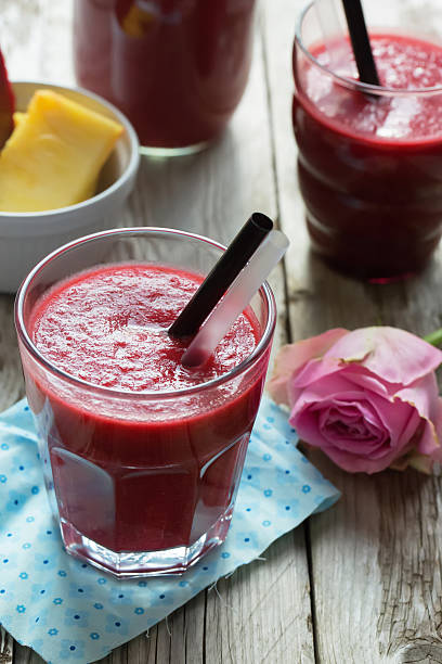 Frischer hausgemachter Rote Bete und Ananas-Smoothie – Foto