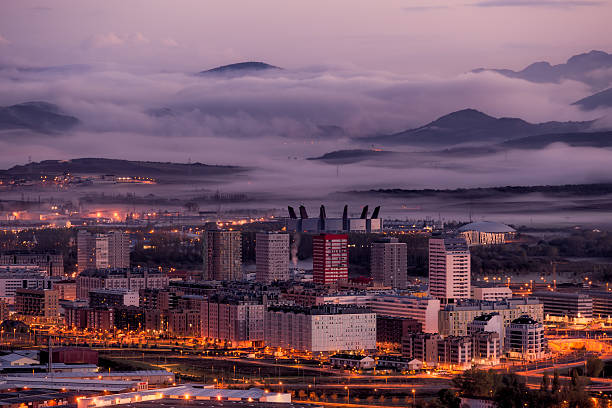 vitoria la ciudad al atardecer - álava fotografías e imágenes de stock