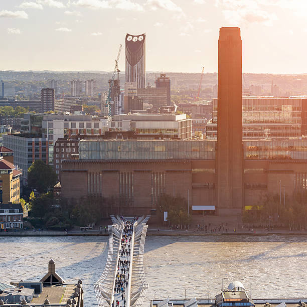 millennium bridge, tate nowoczesne o zachodzie słońca - london england aerial view skyscraper mid air zdjęcia i obrazy z banku zdjęć