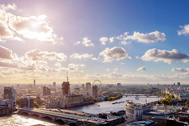 日没に空から見たロンドンの街並み - london england thames river millennium wheel aerial view ストックフォトと画像