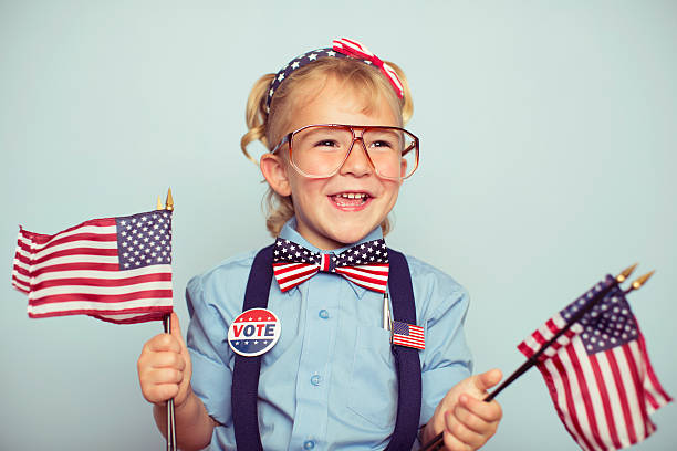młody amerykański dziewczyna z flagi amerykańskiej - voting election politics little girls zdjęcia i obrazy z banku zdjęć