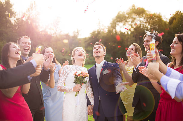 recién casados con huésped en su fiesta en el jardín - invitado de boda fotografías e imágenes de stock