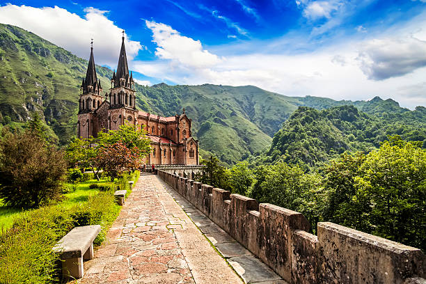 basílica de nuestra señora de batallas, covadonga, asturias, españa. - asturiana fotografías e imágenes de stock