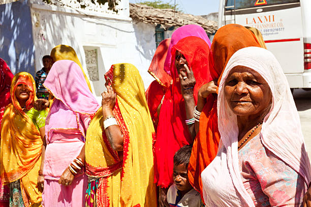 indian femme portant des vêtements traditionnels dans le village - india car indian culture indian ethnicity photos et images de collection