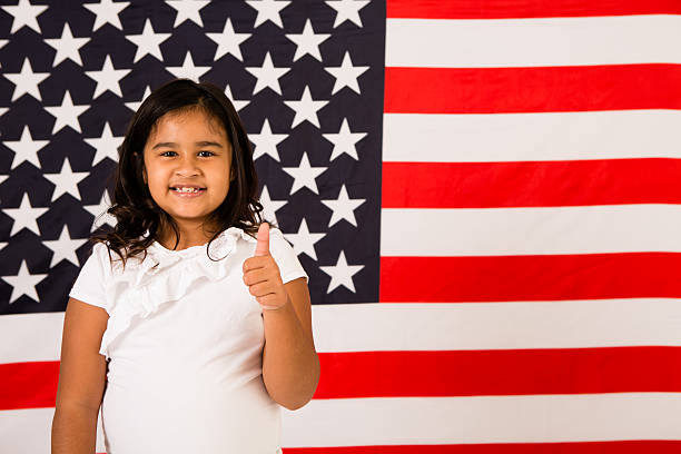 jovem feliz dando polegares para cima da bandeira norte-americana - child flag patriotism thumbs up - fotografias e filmes do acervo