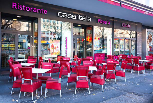 casa italia-unter den linden à berlin - restaurant editorial entrance menu photos et images de collection