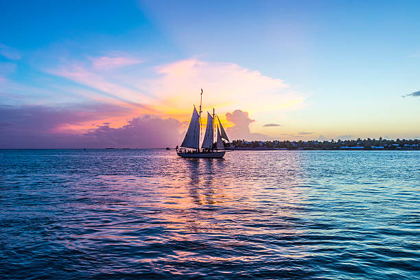 pôr do sol em key west com barco à vela - sailboat sunset sailing nautical vessel imagens e fotografias de stock