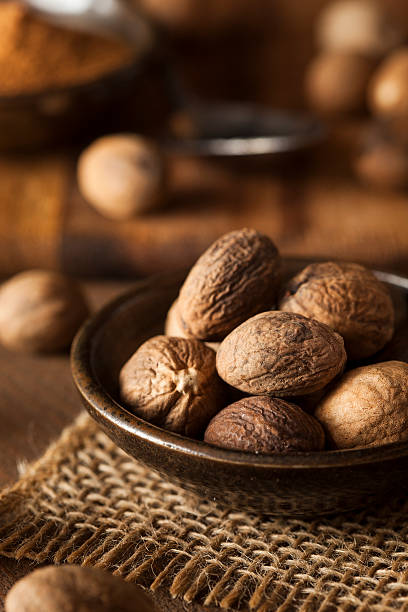 raw orgánicos seco nuez moscada - nutmeg india spice nut fotografías e imágenes de stock