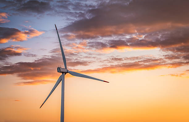 schönen sonnenuntergang über den windmühlen auf dem spielfeld. - landscape alternative energy scenics farm stock-fotos und bilder