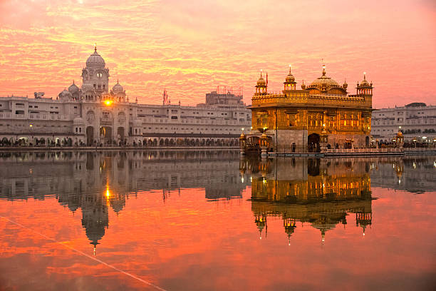 tempio d'oro di amritsar, punjab, india. - gold dome foto e immagini stock