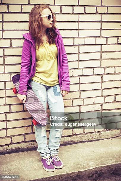 Chica Adolescente Rubia Gafas De Sol Y Colorido Ropa Foto de stock y más banco de de A la moda - iStock