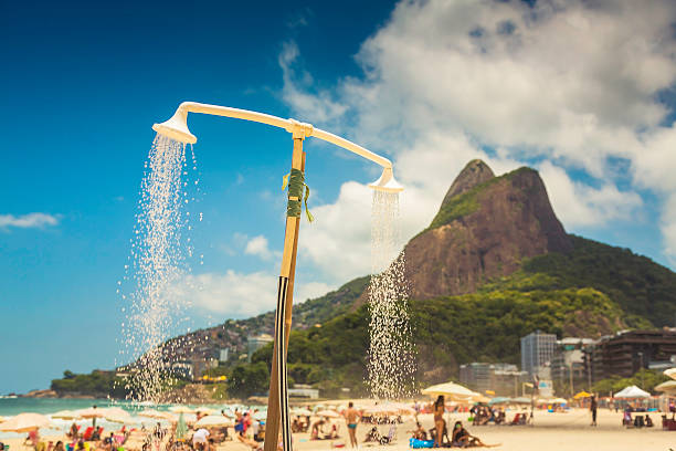 doccia sulla spiaggia di ipanema a rio de janeiro - copacabana beach immagine foto e immagini stock