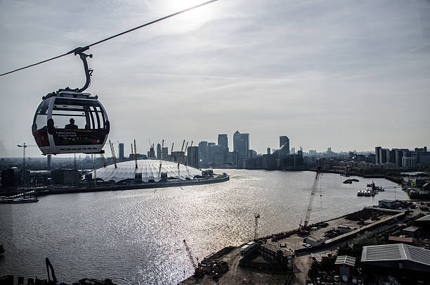 vista aérea de emirates greenwich península cabo car - overhead cable car fotos - fotografias e filmes do acervo