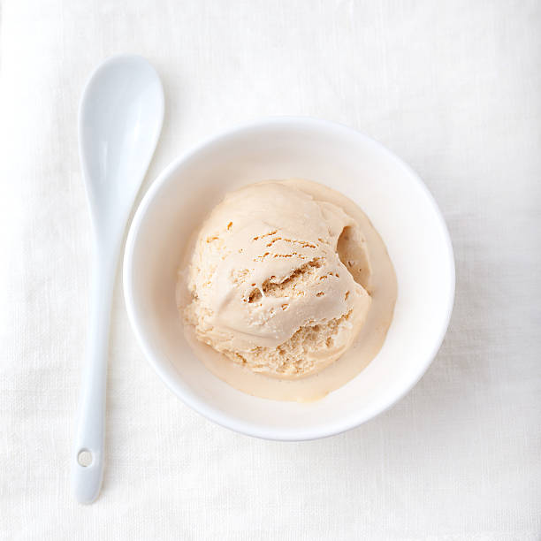 мороженое с граф серый чай вкуса в белый шар - brule стоковые фото и изображения