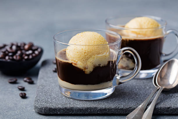 affogato café com creme de gelo em um copo de - italian dessert fotos - fotografias e filmes do acervo