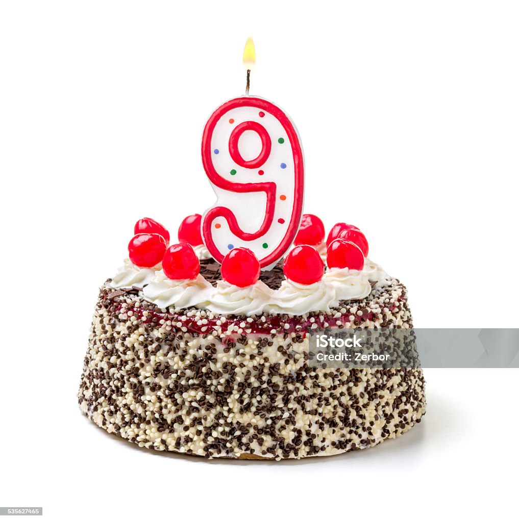 Pastel de cumpleaños con velas 9 de ardor - Foto de stock de 8-9 años libre de derechos