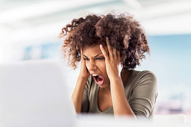 colère de femme afro-américaine à l'aide d'un ordinateur. - black hair photos et images de collection