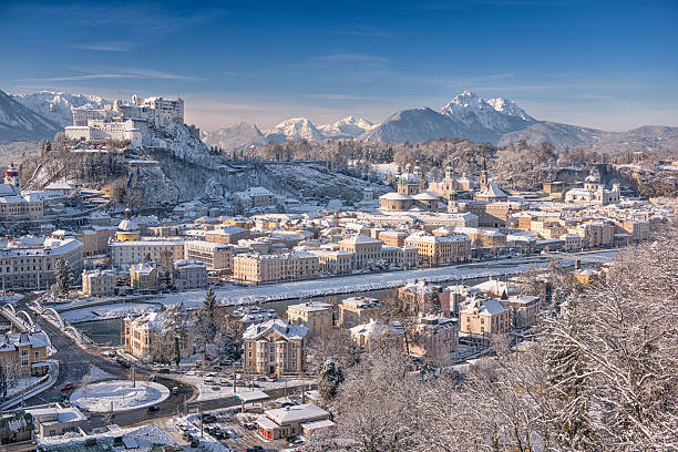 ザルツブルク雪で覆われた「hohensalzburg 」 - getreidegasse ストックフォトと画像