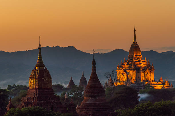 templos de bagan ao pôr do sol - burmese culture myanmar pagoda dusk imagens e fotografias de stock