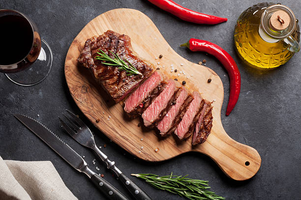 bife grelhado sagital e vinho - food and drink steak meat food imagens e fotografias de stock