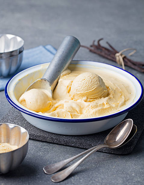 baunilha caseiro, sorvete de caramelo com vintage tigela de produtos orgânicos - ice cream vanilla ice cream bowl white - fotografias e filmes do acervo