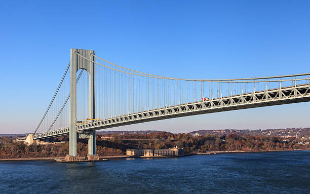 die verrazano-narrows-canyon - cable stayed bridge staten island brooklyn new york city stock-fotos und bilder